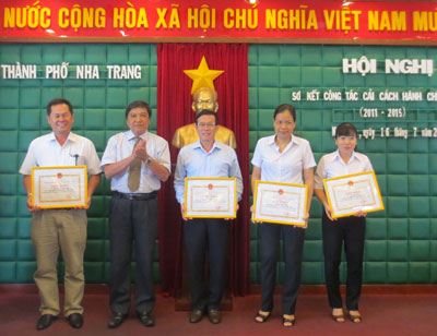 Các cá nhân nhận giấy khen.