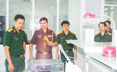 Làm việc với Tùy viên Quân sự Ấn Độ