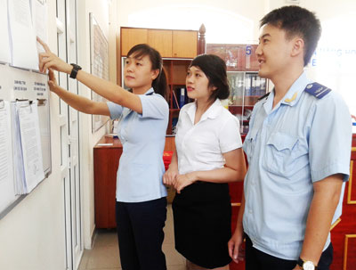 Công chức hải quan hướng dẫn cho doanh nghiệp về thủ tục hải quan.