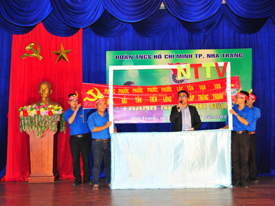 Các đội tham gia phần thi chào hỏi