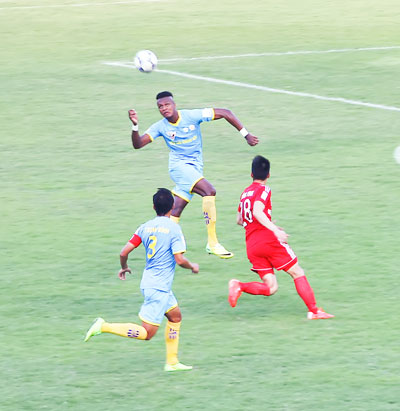 Hàng phòng ngự Sanna KH-BVN (áo xanh) sẽ có trận đấu vất vả trước QNK Quảng Nam.