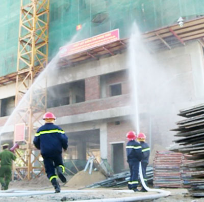 Lực lượng chữa cháy chuyên nghiệp tham gia diễn tập