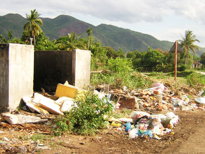 Sao không vứt rác vào bể chứa?