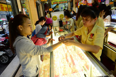 Cuối tuần vàng lại giảm 200.000 đồng/lượng