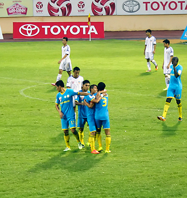 Niềm vui của Quốc Chí và các đồng đội sau bàn thắng.