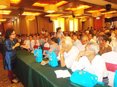 Hội Bảo vệ quyền lợi người tiêu dùng phối hợp với Hội Người cao tuổi tỉnh tổ chức tuyên truyền pháp luật.