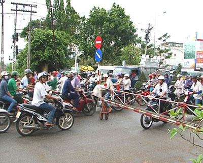 Đi không đúng làn đường là một trong những nguyên nhân khiến tình trạng ùn tắc trầm trọng hơn.
