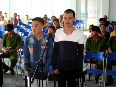 Bị quần chúng vây bắt, bỏ xe chạy tháo thân