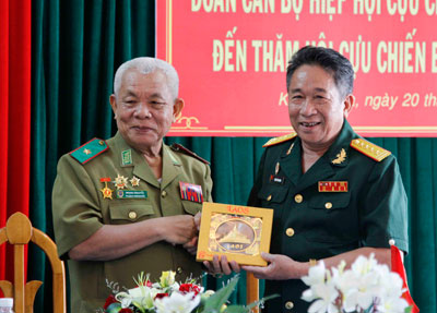 Đoàn cán bộ Hiệp hội Cựu chiến binh quốc gia Lào: Thăm Hội Cựu chiến binh tỉnh