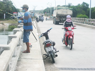 Dựng xe trên cầu để câu cá