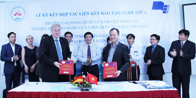 Đại diện 2 bên ký kết hợp tác