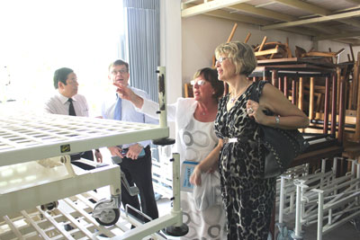 Bà Ursula Nguyễn (áo trắng) giới thiệu cho đoàn Lãnh sự quán Cộng hòa Liên bang Đức về các mặt hàng y tế do Hội của bà viện trợ tại Bệnh viện Đa khoa tỉnh.