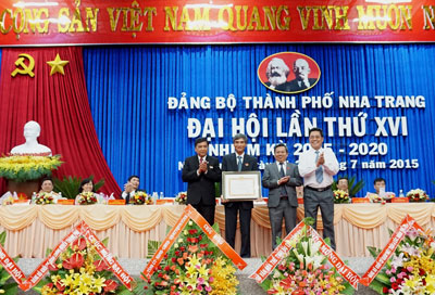 Đồng chí Lê Thanh Quang (bên phải) trao bằng khen cho Đảng bộ TP. Nha Trang
