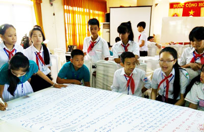 Các em tham gia thảo luận nhóm tại diễn đàn.