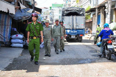 Công an phường Vạn Thạnh cùng lực lượng bảo vệ dân phố tuần tra vào giờ cao điểm.