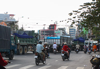 Vẫn còn xe tải hoạt động trong giờ cao điểm