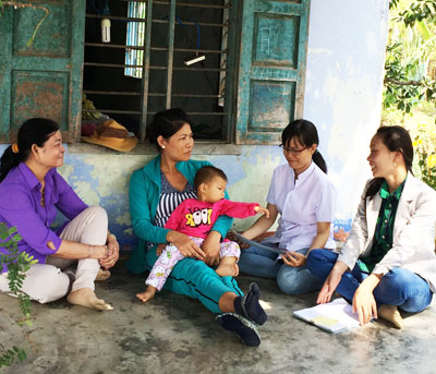 Cán bộ dân số và y tế huyện Vạn Ninh tuyên truyền về giảm mất cân bằng giới tính khi sinh cho người dân.