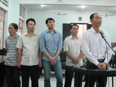 Từ trái qua, các bị cáo: Hồng Hà, Anh Trung, Lệ Kiên, Văn Nam, Thành Trung.