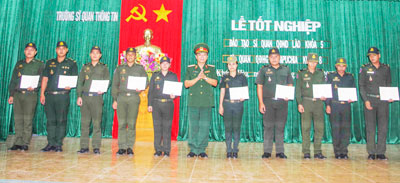 Trao bằng tốt nghiệp cho 15 học viên Lào và Campuchia