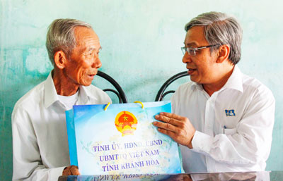 Thăm các gia đình chính sách nhân kỷ niệm 68 năm ngày Thương binh - Liệt sĩ 27-7