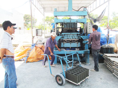 Sản xuất gạch block tại cơ sở Thảo Vy