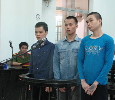 Từ trái qua, các bị cáo: Tâm, Hậu, Bảo