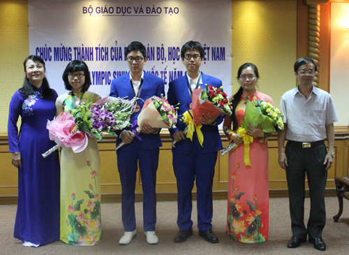 Thứ trưởng Nguyễn Thị Nghĩa đón đoàn học sinh dự thi Olympic Sinh học ở sân bay Nội Bài.