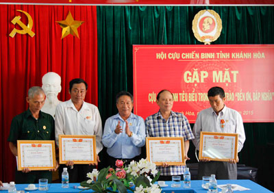 Khen thưởng 4 cựu chiến binh có thành tích xuất sắc trong phong trào "Đền ơn đáp nghĩa"