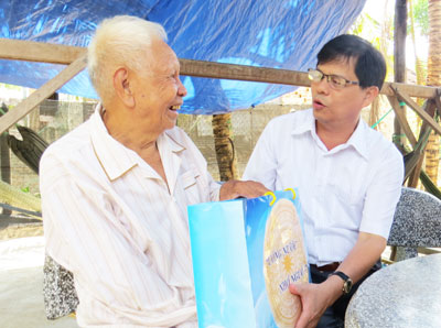Đồng chí Nguyễn Tấn Tuân trao quà cho thương binh Nguyễn Đuổi