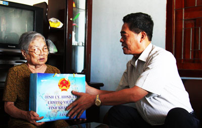 Thăm, tặng quà các gia đình chính sách nhân kỷ niệm 68 năm ngày Thương binh - Liệt sĩ 27-7