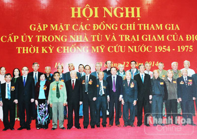 Ông Phạm Minh Thành (thứ nhất, hàng đầu, bên phải)  và ông Dương Chí (thứ 5, hàng đầu, bên phải qua) chụp ảnh lưu niệm cùng lãnh đạo Đảng, Nhà nước.  