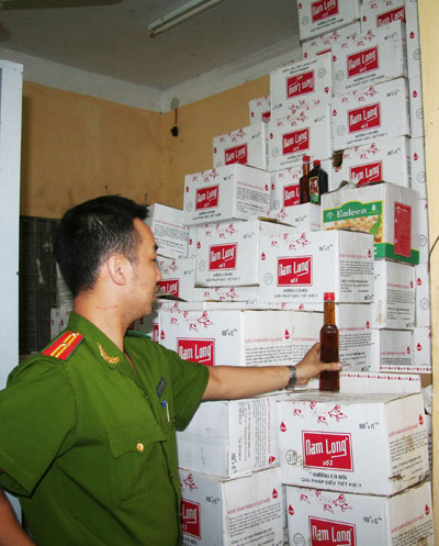 Hàng ngàn chai nước mắm được sản xuất từ muối và các chất phụ gia của Công ty Nam Long bị thu giữ.