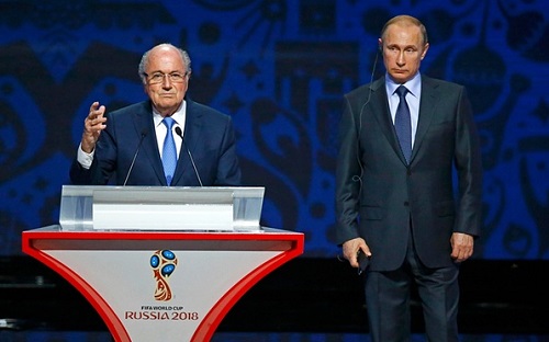 Ông Blatter và ông Putin bắt đầu buổi bốc thăm. Ảnh: AFP.