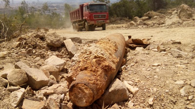 Đã đưa đi tiêu hủy quả bom dài gần 2 mét