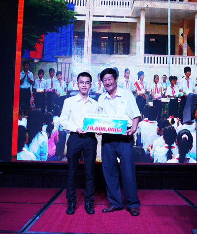 Đại diện Công ty mPOS Việt Nam trao tượng trưng tiền cho Quỹ học bổng của Hội Tin học tỉnh.