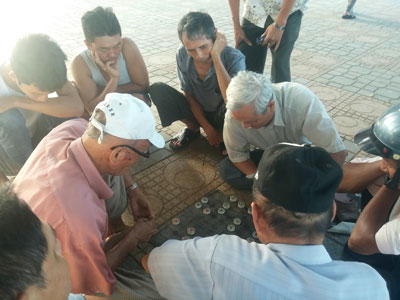 Chơi cờ tướng ở công viên là thú vui của những cụ cao niên