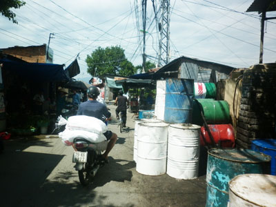 Thùng phuy chiếm đường