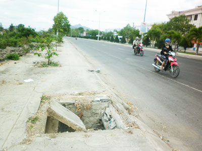 Hố trên vỉa hè
