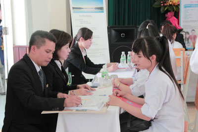 Sinh viên tìm kiếm cơ hội việc làm tại ngày hội tuyển dụng