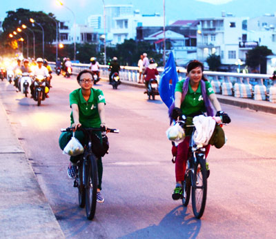 Hai bạn nữ trong đội đạp xe xuyên Việt đến từ Hải Phòng