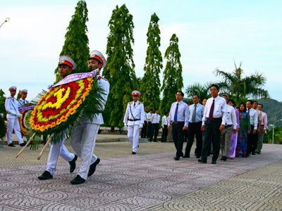 Đoàn đại biểu Ban chấp hành Đảng bộ tỉnh Khánh Hòa, vòng hoa mang dòng chữ “Đảng, Nhà nước, nhân dân ghi nhớ công ơn các liệt sĩ”.