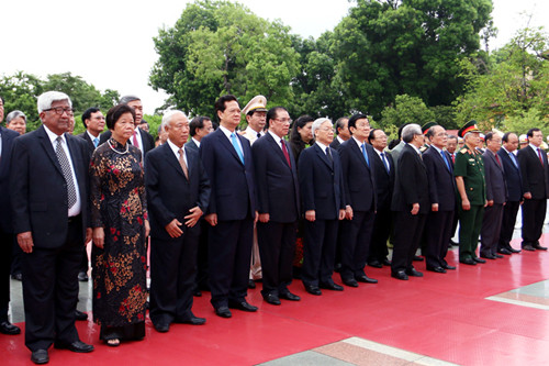 Các đồng chí lãnh đạo, nguyên lãnh đạo Đảng, Nhà nước tưởng nhớ các anh hùng, liệt sĩ. Ảnh: VGP/Nhật Bắc