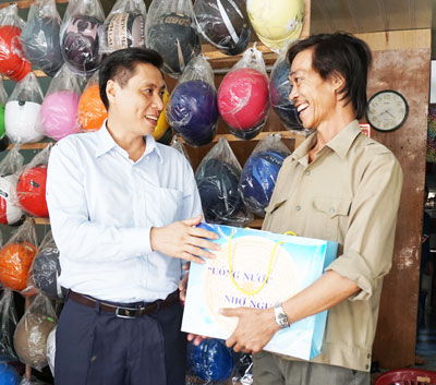 Thăm, tặng quà các gia đình chính sách tiêu biểu