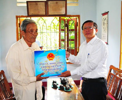 Ông Trần Ngọc Thanh tặng quà cho gia đình ông Nguyễn Đình Chi