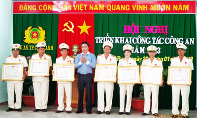 Nhiều cá nhân xuất sắc của Công an TP. Cam Ranh nhận bằng khen.  (Ảnh do Công an TP. Cam Ranh cung cấp)