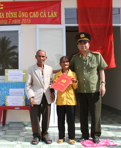 Lãnh đạo Công an tỉnh trao quyết định tặng nhà tình nghĩa cho gia đình ông Cao Cà Lân. 