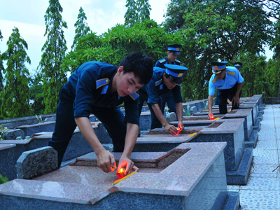 Hơn 800 đoàn viên, thanh niên thắp nến tri ân các anh hùng liệt sĩ