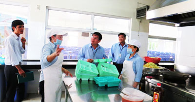 Ra quân kiểm tra an toàn thực phẩm tại các bếp ăn tập thể
