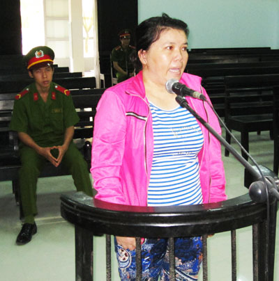 Đi tù vì trộm dây chuyền của học sinh