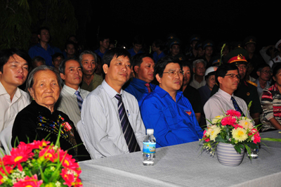 Lễ thắp nến tri ân các anh hùng liệt sĩ